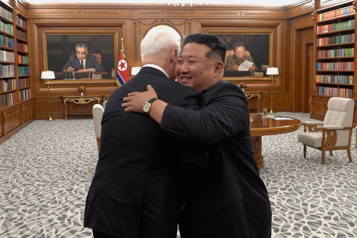 [평양=AP/뉴시스] 김정은(오른쪽) 북한 국무위원장이 26일 북한 평양에서 안드레이 벨로우소프 러시아 국방장관을 만나 포옹하며 친분을 과시하고 있다. 양측은 군사 협력 현황과 전망을 논의하며 양국 간 밀착 관계를 더욱 공고히 한 것으로 알려졌다. 2026.04.27.