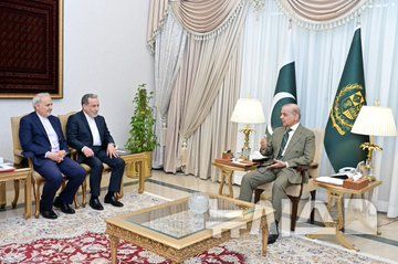 [서울=뉴시스] 아바스 아라그치 이란 외무장관(왼쪽)이 25일(현지 시간) 파키스탄 이슬라마바드에서 셰바즈 샤리프 파키스탄 총리와 회담하고 있다. (사진 출저 : 샤리프 총리 엑스(X)) 2026.04.25.