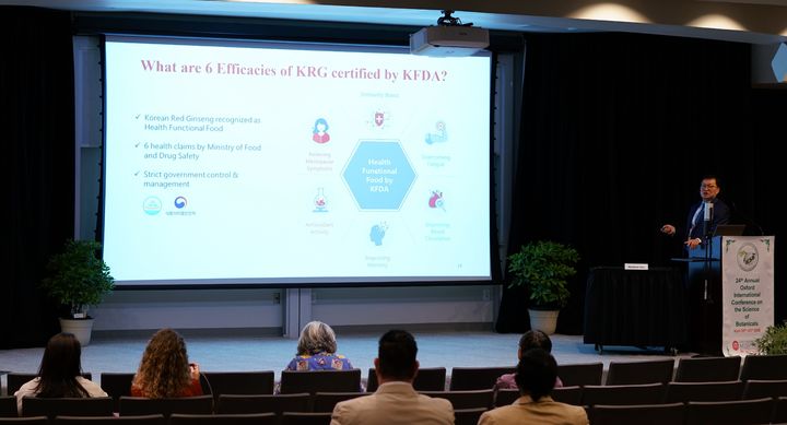 [서울=뉴시스] 조남한 아주대 외과대학 교수가 홍삼의 혈당개선 효과에 대한 연구를 설명하고 있다.(사진=KGC 제공) *재판매 및 DB 금지