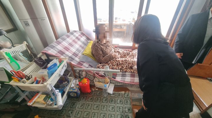 [안동=뉴시스] 경북도 관계자가 지난 23일 통합돌봄 서비스 제공 실태를 점검하고 있다. (사진=경북도 제공) 2026.04.26. photo@newsis.com *재판매 및 DB 금지