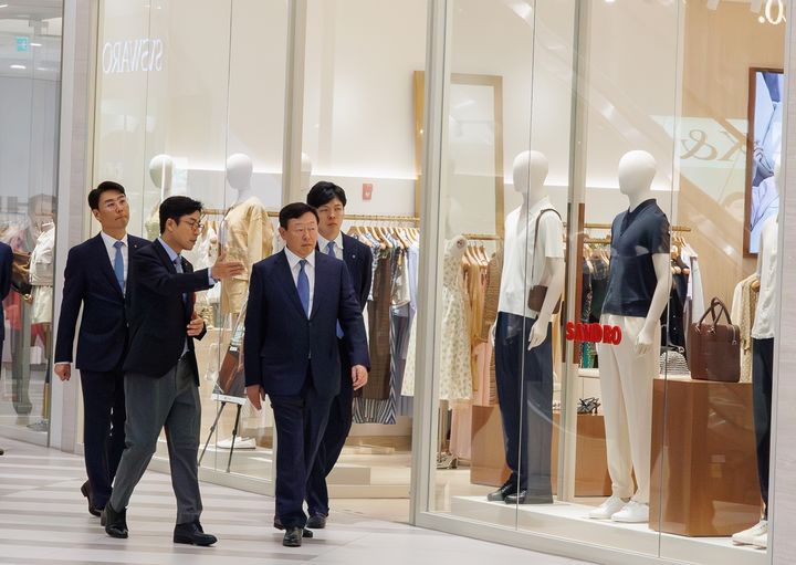 신동빈 롯데그룹 회장(오른쪽 두번째)이 23일 베트남 하노이에 위치한 롯데몰 웨스트레이크 하노이를 찾아 롯데몰을 시찰하고 있다. (사진=롯데 제공) *재판매 및 DB 금지