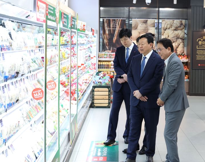 신동빈 롯데그룹 회장이 베트남 하노이에 위치한 롯데몰 웨스트레이크 하노이를 찾아 롯데마트 매장을 시찰하고 있다. (사진=롯데 제공) *재판매 및 DB 금지