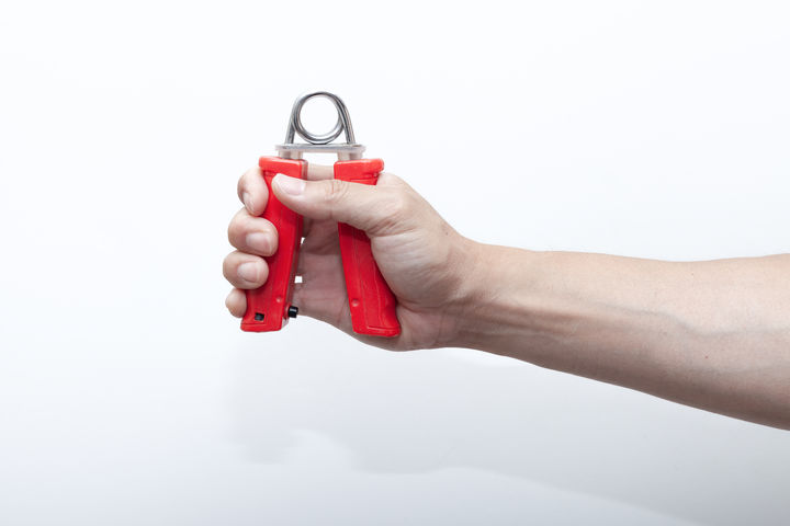 [서울=뉴시스] 26일 홍콩 사우스차이나모닝포스트(SCMP)는 자신의 생물학적 나이를 가늠할 수 있는 다섯 가지 간단한 테스트 유형을 보도했다. 전문가들은 플라밍고 테스트, 앉았다 일어나기 테스트, 악력 측정, 걷는 속도 측정 등이 건강 상황 점검에 도움을 준다고 밝혔다. (사진=유토이미지)