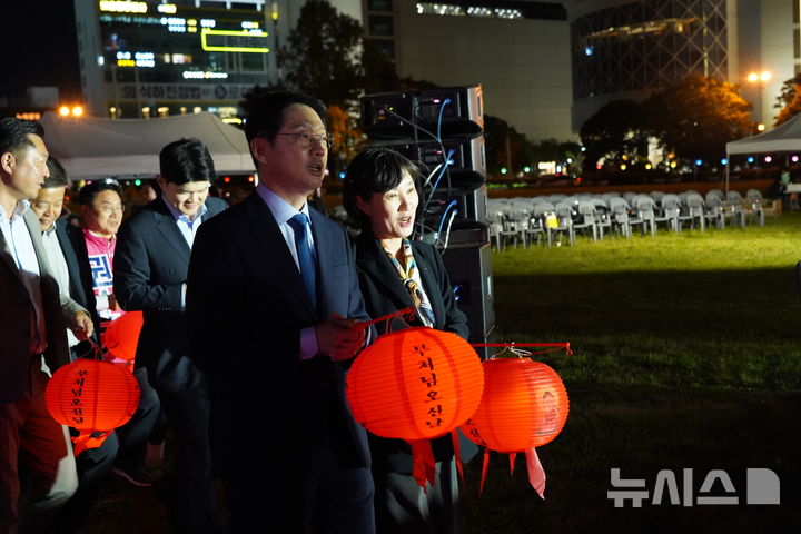 [창원=뉴시스]김경수 민주당 경남도지사 후보가 지난 25일 저녁 창원광장 봉축탑 점등식에 참석해 진행 상황을 지켜보고 있다.(사진=김경수후보 선거사무소 제공) 2026.04.26. photo@newsis.com