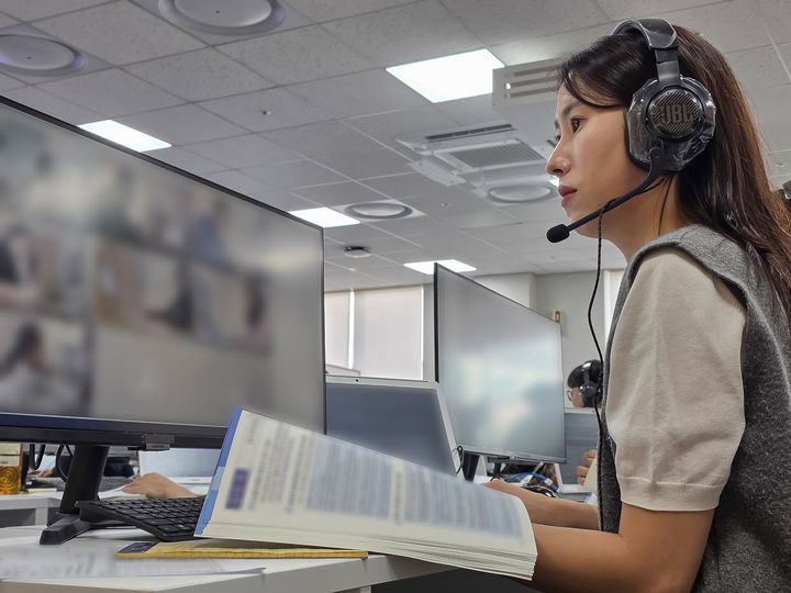 [서울=뉴시스] 지난 18일 경기도 수원시 삼성전자 인재개발원에서 삼성전자 감독관이 삼성직무적성검사(GSAT) 응시자를 대상으로 예비 소집을 진행하는 모습. (사진=삼성전자 제공) photo@newsis.com *재판매 및 DB 금지