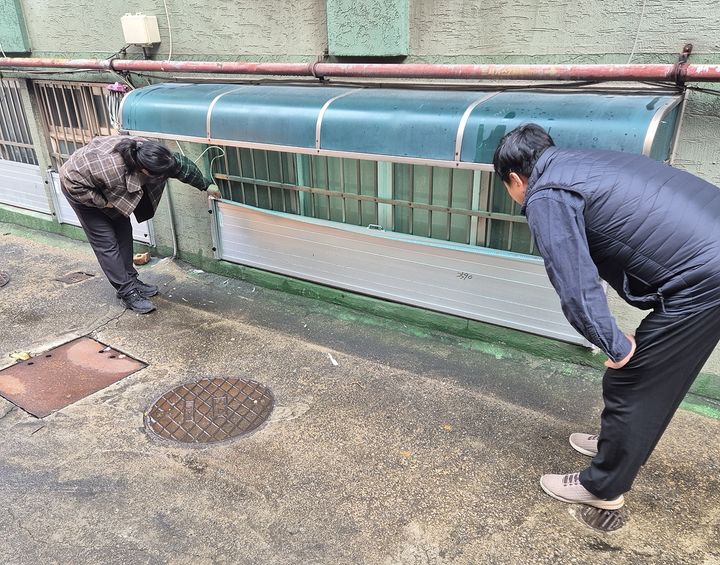 [서울=뉴시스] 양천구, 풍수해 대비 반지하 주택 물막이판 설치 모습. (사진=양천구 제공) 2026.04.26. *재판매 및 DB 금지