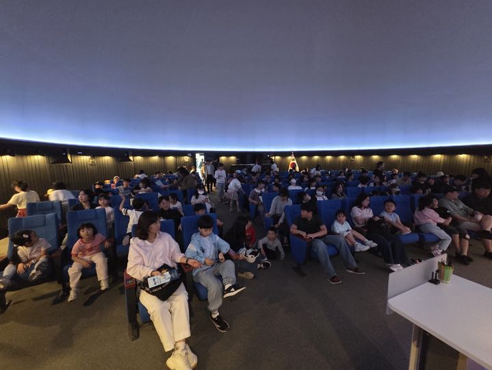 [진주=뉴시스]경남과학교육원, 25일 과학의 날 천체투영관 관람 모습.(사진=경남과학교육원 제공).2026.04.26.photo@newsis.com *재판매 및 DB 금지