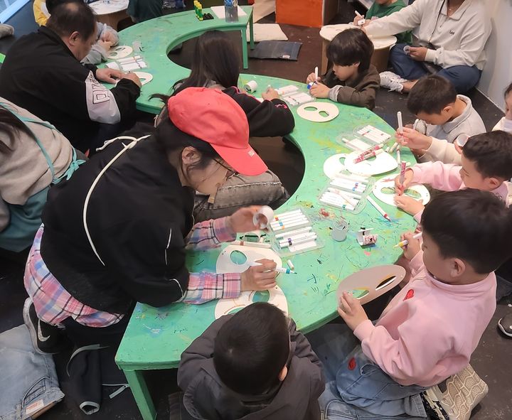 [서울=뉴시스] 가족참여 미술 체험 활동. (사진=성동구 제공) 2026.04.26. *재판매 및 DB 금지