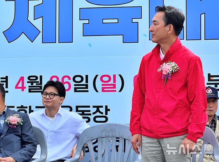 [부산=뉴시스] 원동화 기자 = 26일 오전 부산 북구 구포초 제42회 총동창회 한마음 체육대회 개막식에 참석한 한동훈 전 국민의힘 대표(왼쪽)가 박민식 전 국가보훈부 장관. 2026.04.26. dhwon@newsis.ocm