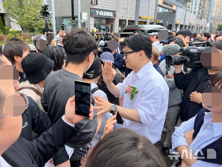 [부산=뉴시스] 원동화 기자 = 26일 오전 부산 북구 구포초 제42회 총동창회 한마음 체육대회 개막식에 참석한 한동훈 전 국민의힘 대표(가운데)가 지지자들에 둘러싸여 있다. 2026.04.26. dhwon@newsis.ocm