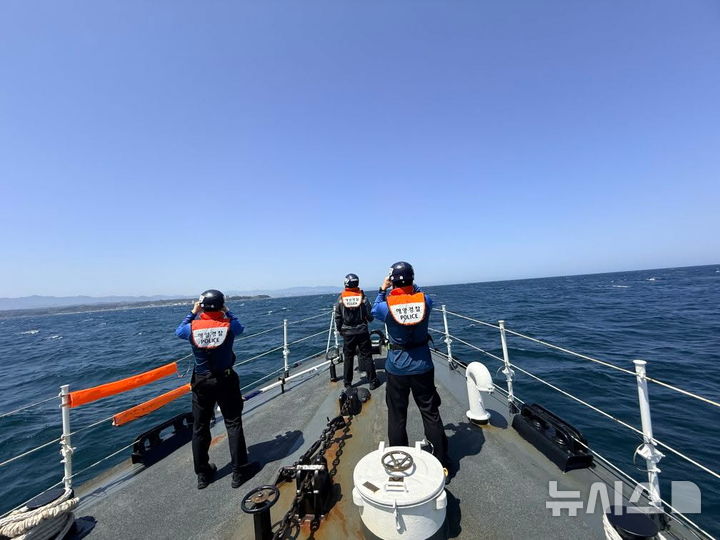 [울진=뉴시스] 안병철 기자 = 지난 25일 오전 10시33분께 경북 울진군 죽변항 인근 해상에서 수중레저활동을 하던 다이버 1명이 실종돼 해경이 수색 작업을 진행하고 있다.(사진=울진해양경찰서 제공) 2026.04.26. photo@newsis.com