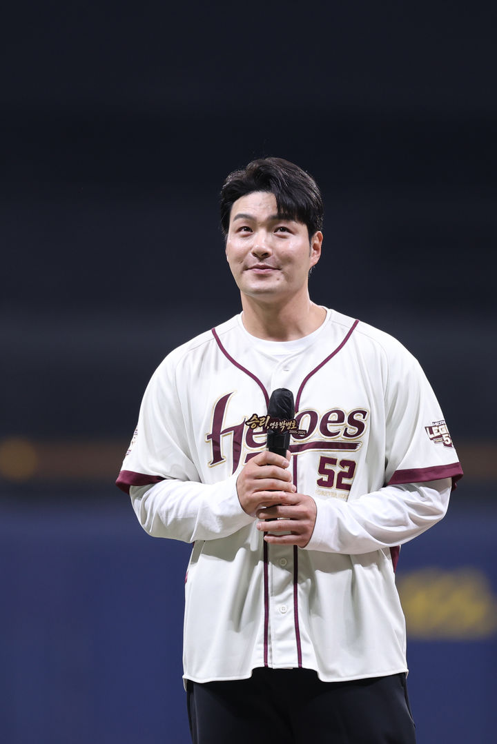 [서울=뉴시스] 은퇴식에서 은퇴사를 낭독하는 프로야구 키움 히어로즈 박병호 잔류군 선임코치. (사진=키움 제공) 2026.04.26. *재판매 및 DB 금지