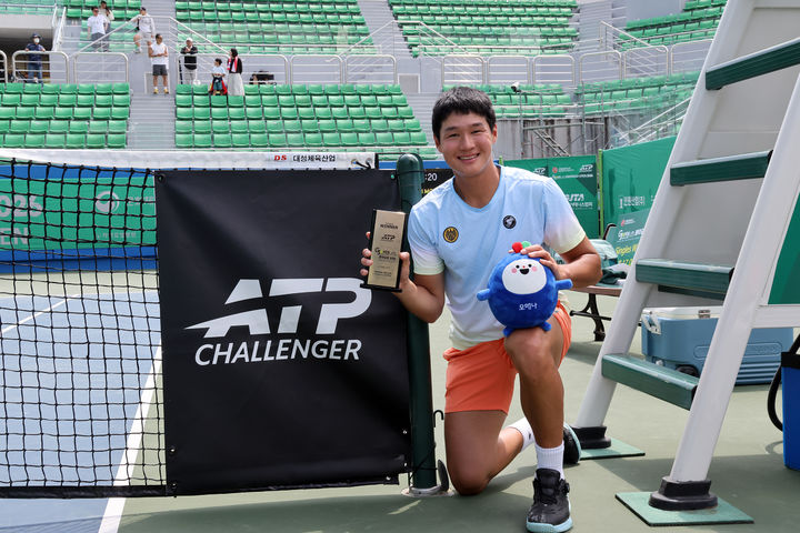 [서울=뉴시스] 남자프로테니스(ATP) 광주오픈 챌린저 단식에서 우승한 권순우. (사진 = 대한테니스협회 제공) *재판매 및 DB 금지