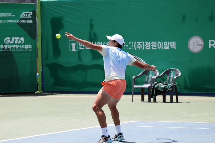 [서울=뉴시스] 권순우가 26일 광주 진월국제테니스장에서 열린 남자프로테니스(ATP) 광주오픈 챌린저 단식 결승에서 경기를 펼치고 있다. (사진 = 대한테니스협회 제공) *재판매 및 DB 금지