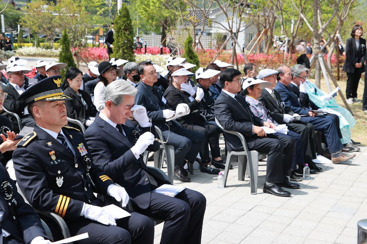 [의령=뉴시스]오태완 의령군수와 유족들이 눈물을 훔치고 있는 모습. 오 군수 왼쪽은 김종철 경남경찰청장. (사진=의령군 제공) 2026.04.26.photo@newsis.com *재판매 및 DB 금지