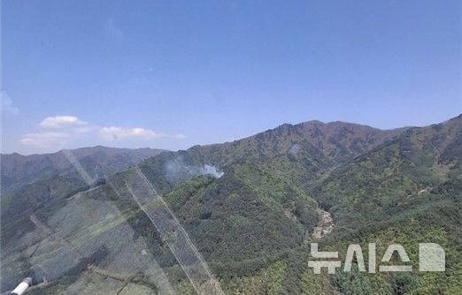 [봉화=뉴시스] 안병철 기자 = 26일 오후 1시5분께 경북 봉화군 춘양면 애달리 한 야산에서 화재가 발생했다.(사진=경북소방본부 제공) 2026.04.26. photo@newsis.com