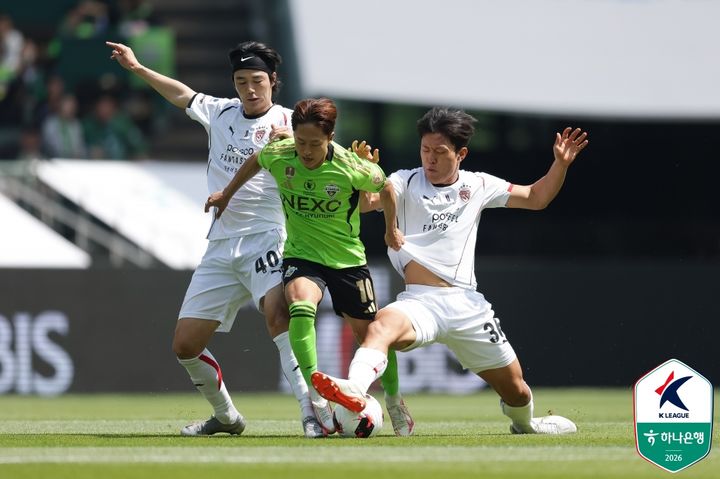 [서울=뉴시스]K리그1 전북 이승우와 포항 기성용이 경합하고 있다. (사진=한국프로축구연맹 제공)