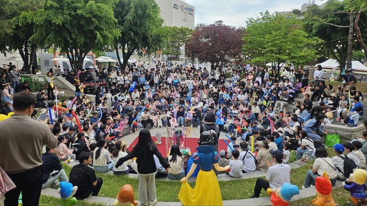 [대구=뉴시스] 지난해 대구 어울아트센터 어린이대축제 야외무대 모습. (사진=행복북구문화재단 제공) 2026.04.26. photo@newsis.com *재판매 및 DB 금지