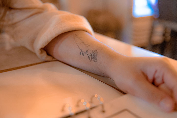 [서울=뉴시스] 지난 19일(현지시각) 싱가포르 스트레이츠타임스는 30대 수의테크니션 애니가 몸에 문신을 새긴 후 '문신 관련 포도막염'이라는 질환에 시달리고 있다고 보도했다. 문신 관련 포도막염은 문신 잉크에 신체가 과도한 면역 반응을 일으킬 때 나타난다. (사진=유토이미지)