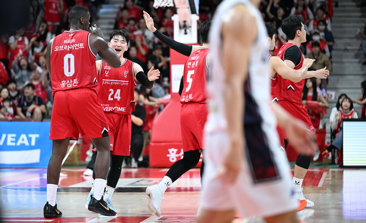 [서울=뉴시스] 환호하는 프로농구 안양 정관장 선수단. (사진 = KBL 제공) *재판매 및 DB 금지