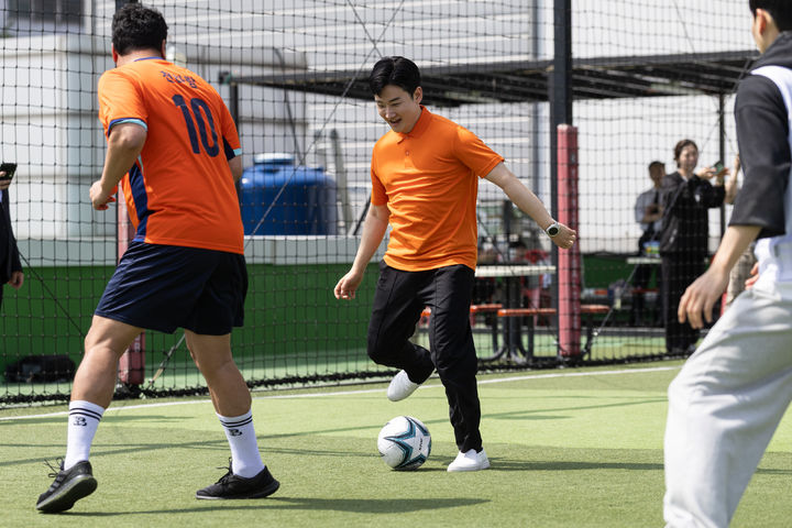 [부산=뉴시스] 개혁신당 천하람 원내대표는 26일 정이한 부산시장 후보와 함께 부산 연제구의 한 풋살장을 방문해 아이들과 풋살 경기를 하며 '안전하게 뛰어놀 수 있는 학교'와 '교육활동 중 발생하는 분쟁·소송에서 교사가 보호받을 수 있는 지원 체계' 강화를 공약으로 제시했다. (사진=개혁신당 정이한 부산시장 선거대책위원회 제공) 2026.04.26. photo@newsis.com *재판매 및 DB 금지