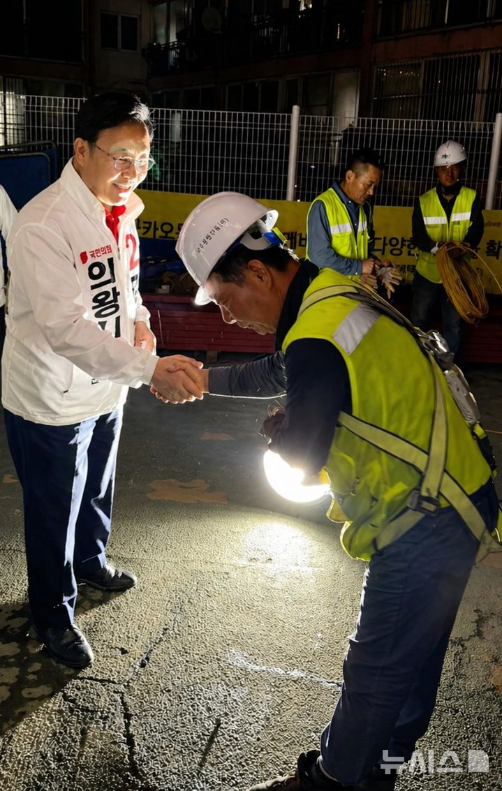 [의왕=뉴시스] 김성제 국민의힘 후보가 25일 오후 9시께 공사 진행에 차질을 빚는 부곡도깨비시장 아케이드 설치 현장을 방문해 상인들의 애로사항을 청취하고 있다.(사진=선거 사무소 제공).2026.04.26. photo@newsis.com