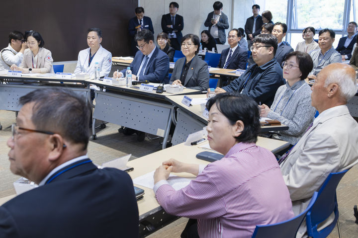 [영주=뉴시스]정은경 보건복지부 장관이 지난 24일 경북 영주 적십자병원 앙리뒤낭홀에서 영주·예천·봉화 등 지역 주민 및 의료진 등과 함께하는 의료혁신 지역순회 간담회를 개최했다. (사진=보건복지부 제공) 2026.04.27. photo@newsis.com *재판매 및 DB 금지