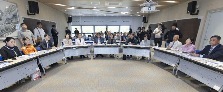 [영주=뉴시스]정은경 보건복지부 장관이 지난 24일 경북 영주 적십자병원 앙리뒤낭홀에서 영주·예천·봉화 등 지역 주민 및 의료진 등과 함께하는 의료혁신 지역순회 간담회를 개최했다. (사진=보건복지부 제공) 2026.04.27. photo@newsis.com *재판매 및 DB 금지