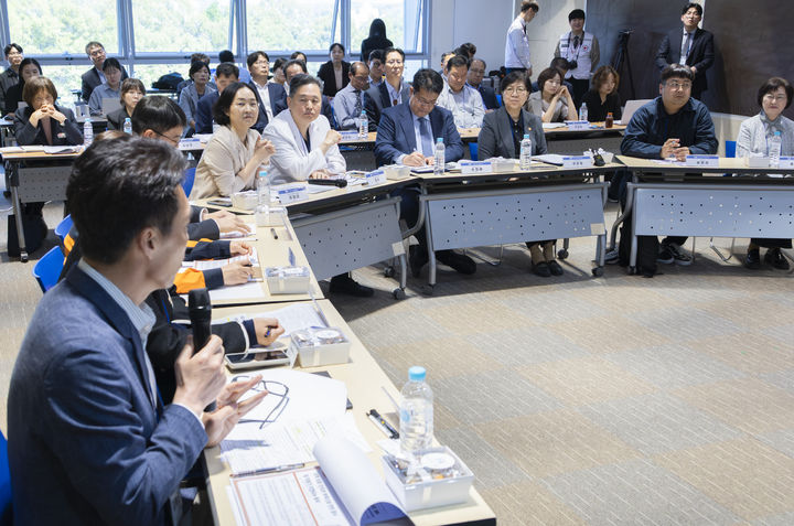 [영주=뉴시스]정은경 보건복지부 장관이 지난 24일 경북 영주 적십자병원 앙리뒤낭홀에서 영주·예천·봉화 등 지역 주민 및 의료진 등과 함께하는 의료혁신 지역순회 간담회를 개최했다. (사진=보건복지부 제공) 2026.04.27. photo@newsis.com *재판매 및 DB 금지