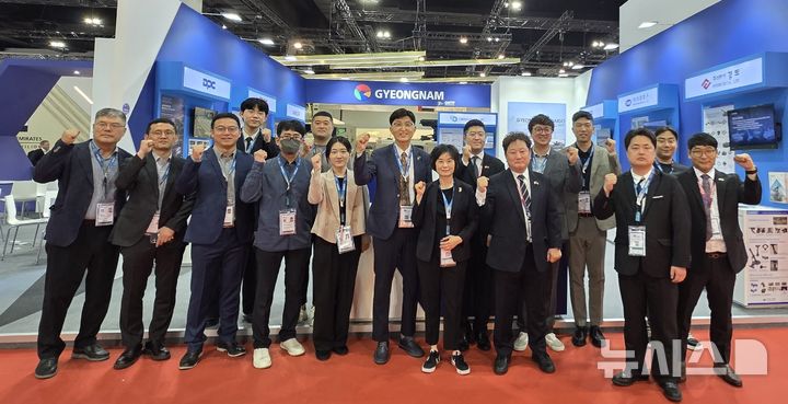 [창원=뉴시스]경남도와 경남테크노파크, 도내 방산기업 관계자들이 지난 20일부터 23일까지 말레이시아 쿠알라룸푸르에서 열린 'DSA 2026' 경남관 앞에서 기념촬영하고 있다.(사진=경남도 제공) 2026.04.26. photo@newsis.com
