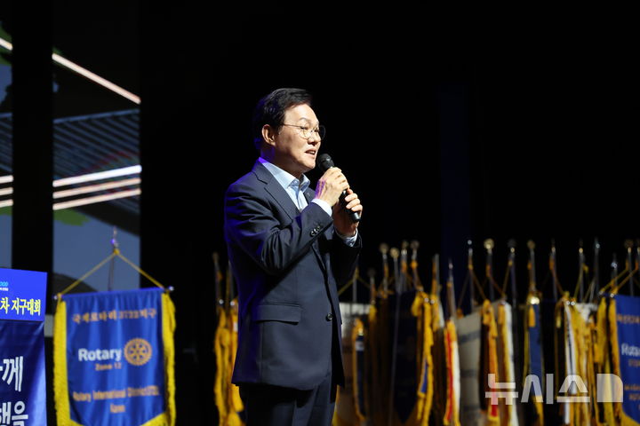 [창원=뉴시스]박완수 경남도지사가 지난 25일 오후 KBS 창원홀에서 열린 국제로타리 3722지구 주최·주관 제10년차 지구대회 개회식에 참석해 축사를 하고 있다.(사진=경남도 제공) 2026.04.26. photo@newsis.com