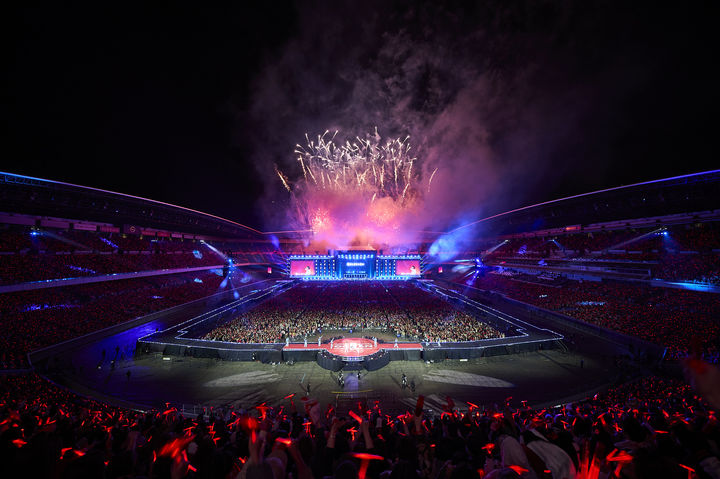 [요코하마=뉴시스] 동방신기가 지난 25~26일 일본 요코하마 닛산 스타디움에서 '동방신기 20th 애니버서리 라이브 인 닛산 스타디움 ~레드 오션~'(東⽅神起 20th Anniversary LIVE IN NISSAN STADIUM ～RED OCEAN～)'을 열고 있다. (사진 = SM엔터테인먼트 제공) 2026.04.27. photo@newsis.com *재판매 및 DB 금지