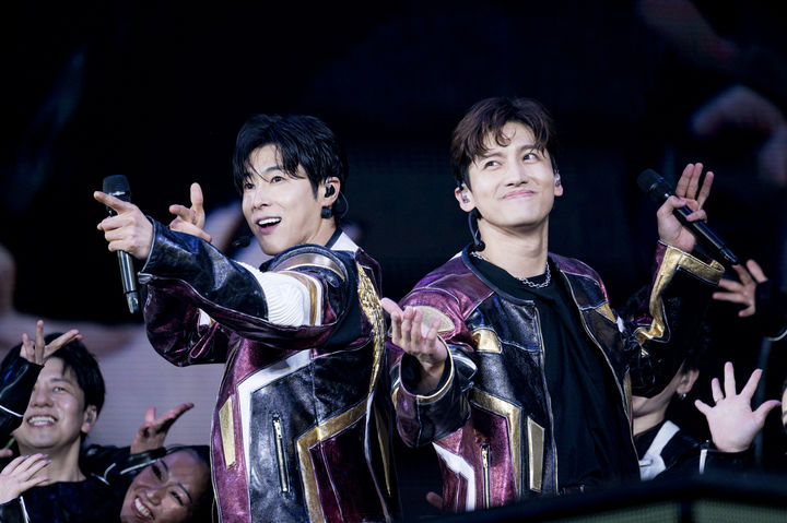 [요코하마=뉴시스] 동방신기가 지난 25~26일 일본 요코하마 닛산 스타디움에서 '동방신기 20th 애니버서리 라이브 인 닛산 스타디움 ~레드 오션~'(東⽅神起 20th Anniversary LIVE IN NISSAN STADIUM ～RED OCEAN～)'을 열고 있다. (사진 = SM엔터테인먼트 제공) 2026.04.27. photo@newsis.com *재판매 및 DB 금지