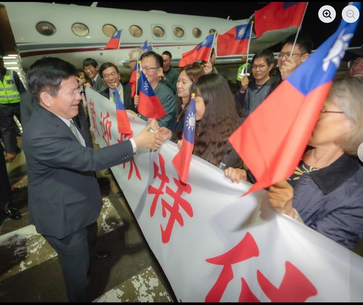 [서울=뉴시스] 린자룽 대만 외교부장이 25일(현지 시간) 새벽 항공편으로 아프리카 내 유일한 수교국 에스와티니에 도착한 뒤 환영나온 교민들과 인사하고 있다. (출처: 린자룽 부장 페이스북) 2026.04.26. *재판매 및 DB 금지