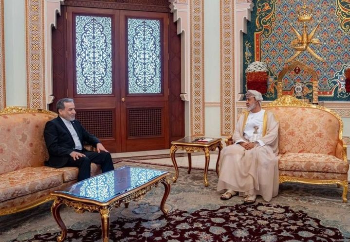 [서울=뉴시스] 오만의 술탄 하이탐 빈 타리크와 이란 외무장관 압바스 아라그치가 무스카트에서 만나 회담하고 있다.(출처: 타스님 통신) 2026.04.26. *재판매 및 DB 금지