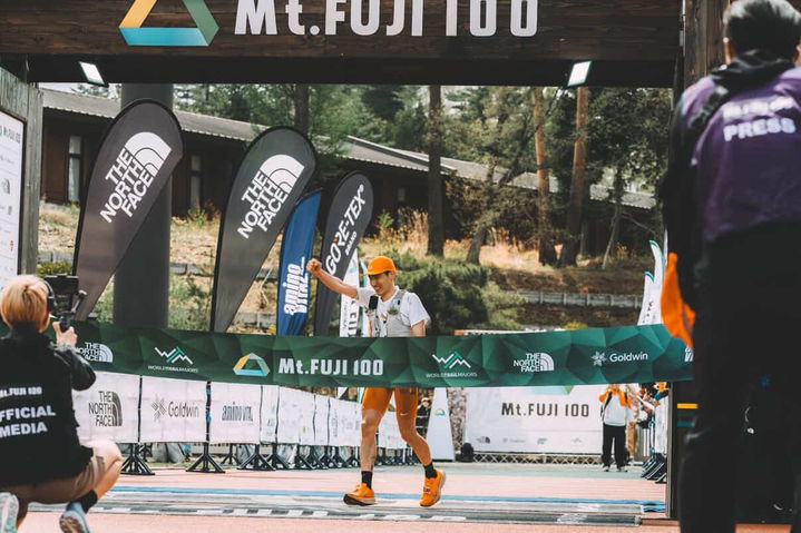 [제주=뉴시스] 4월 24일부터 26일까지 일본에서 열린 세계적인 트레일러닝 대회인 '후지산 100(Mt.FUJI 100)'에 참가한 고민철 선수가 5위 기록으로 결승선을 넘고 있다. (사진=나이키ACG 제공) 2026.04.27. photo@newsis.com *재판매 및 DB 금지