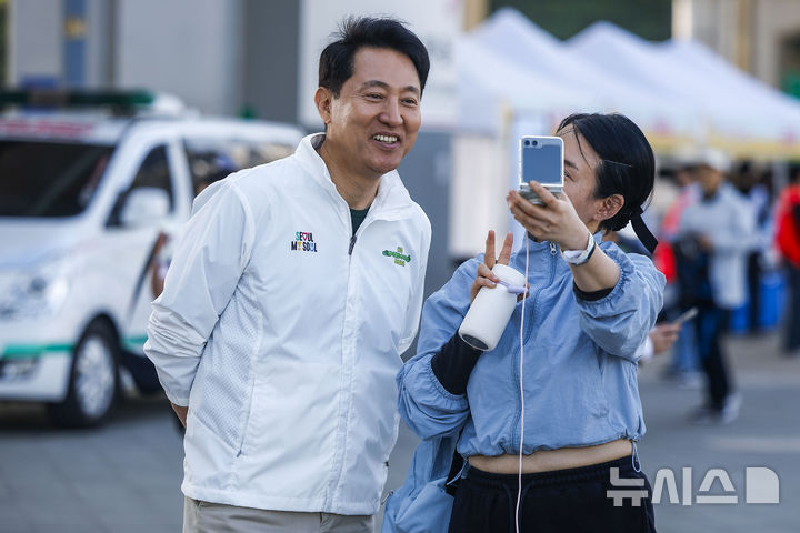 [서울=뉴시스] 정병혁 기자 = 오세훈 서울시장이 26일 서울 서초구 반포한강공원 일대에서 열린 쉬엄쉬엄 모닝에서 시민들과 기념촬영을 하고 있다. 2026.04.26. jhope@newsis.com