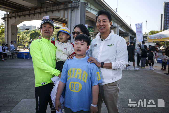 [서울=뉴시스] 정병혁 기자 = 오세훈 서울시장이 26일 서울 서초구 반포한강공원 일대에서 열린 쉬엄쉬엄 모닝에서 시민들과 기념촬영을 하고 있다. 2026.04.26. jhope@newsis.com
