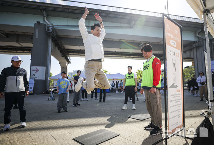 [서울=뉴시스] 정병혁 기자 = 오세훈 서울시장이 26일 서울 서초구 반포한강공원 일대에서 열린 쉬엄쉬엄 모닝에서 높이뛰기 측정을 하고 있다. 2026.04.26. jhope@newsis.com