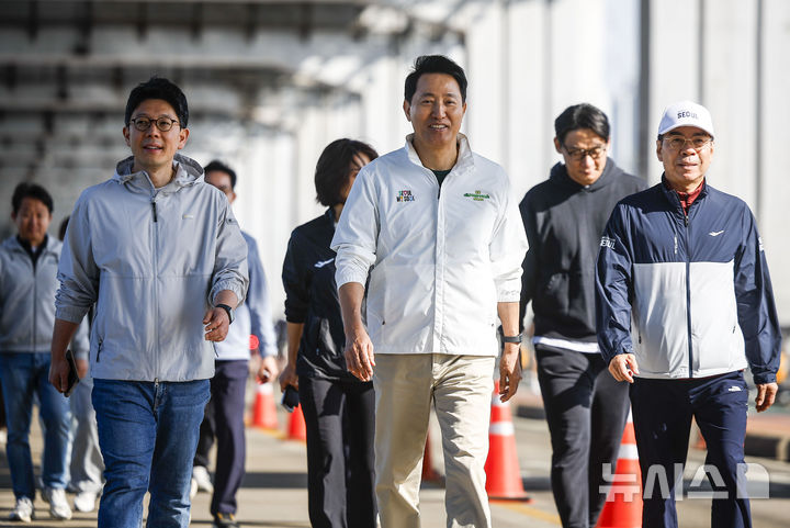 [서울=뉴시스] 정병혁 기자 = 오세훈 서울시장이 26일 서울 서초구 반포한강공원 일대에서 열린 쉬엄쉬엄 모닝에서 잠수교를 걷고 있다. 2026.04.26. jhope@newsis.com