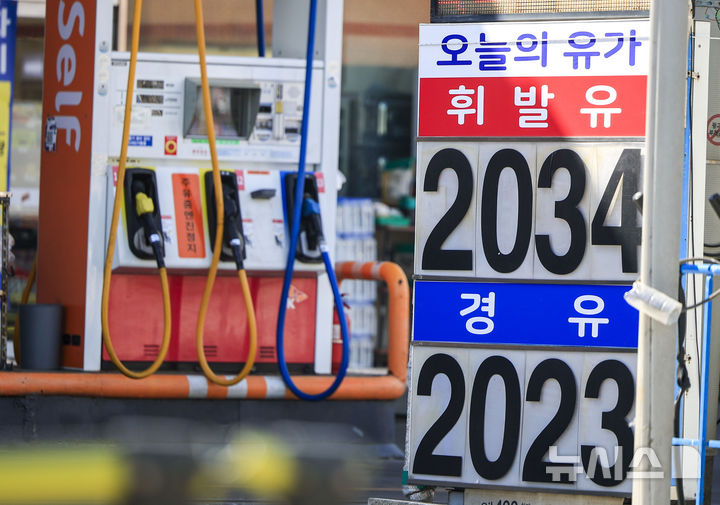 [서울=뉴시스] 정병혁 기자 = 26일 서울시내 주유소에 유가정보가 나타나있다.&nbsp; 정부가 정유사 공급가 상한을 연이어 동결한 것과 달리 주유소의 소비자 판매가격이 2000원을 넘어서는 등 꾸준히 상승세를 이어가고 있다. 유가정보시스템 오피넷에 따르면 26일 기준 전국 평균 경윳값은 0.11원 오른 2001.65원을 기록하며 상승세를 이어갔다. 휘발유의 경우, 전국 평균 가격은 2007.71원, 가장 비싼 서울 지역의 경우 2046.51원을 기록했다. 2026.04.26. jhope@newsis.com