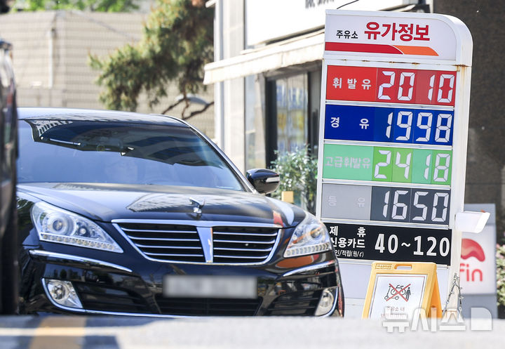 [서울=뉴시스] 정병혁 기자 = 26일 서울시내 주유소에 유가정보가 나타나있다.&nbsp; 정부가 정유사 공급가 상한을 연이어 동결한 것과 달리 주유소의 소비자 판매가격이 2000원을 넘어서는 등 꾸준히 상승세를 이어가고 있다. 유가정보시스템 오피넷에 따르면 26일 기준 전국 평균 경윳값은 0.11원 오른 2001.65원을 기록하며 상승세를 이어갔다. 휘발유의 경우, 전국 평균 가격은 2007.71원, 가장 비싼 서울 지역의 경우 2046.51원을 기록했다. 2026.04.26. jhope@newsis.com