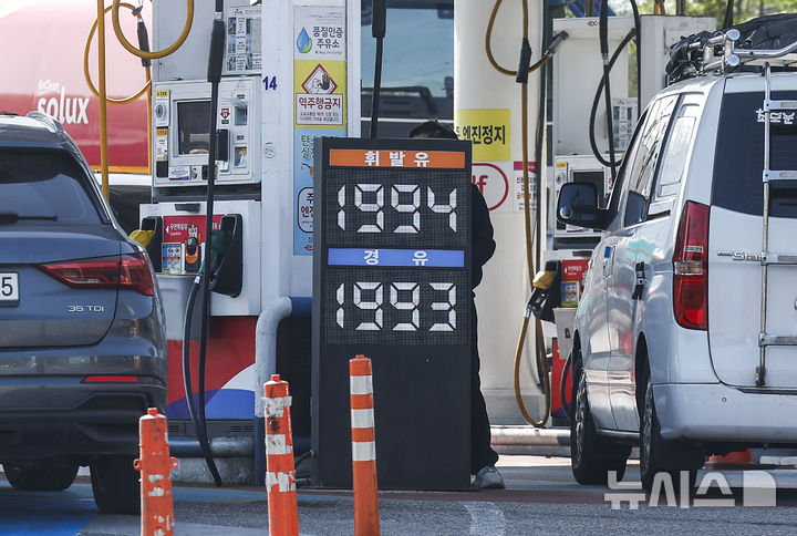 [서울=뉴시스] 정병혁 기자 = 26일 서울시내 주유소에 유가정보가 나타나있다.&nbsp; 정부가 정유사 공급가 상한을 연이어 동결한 것과 달리 주유소의 소비자 판매가격이 2000원을 넘어서는 등 꾸준히 상승세를 이어가고 있다. 유가정보시스템 오피넷에 따르면 26일 기준 전국 평균 경윳값은 0.11원 오른 2001.65원을 기록하며 상승세를 이어갔다. 휘발유의 경우, 전국 평균 가격은 2007.71원, 가장 비싼 서울 지역의 경우 2046.51원을 기록했다. 2026.04.26. jhope@newsis.com