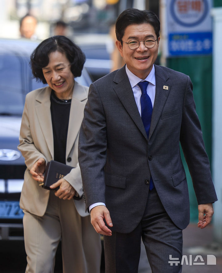 [서울=뉴시스] 정병혁 기자 = 정원오 더불어민주당 서울시장 후보와 부인 문혜정 씨가 26일 서울 영등포구 광야교회에서 열린 예배에 참석하고 있다. 2026.04.26. jhope@newsis.com