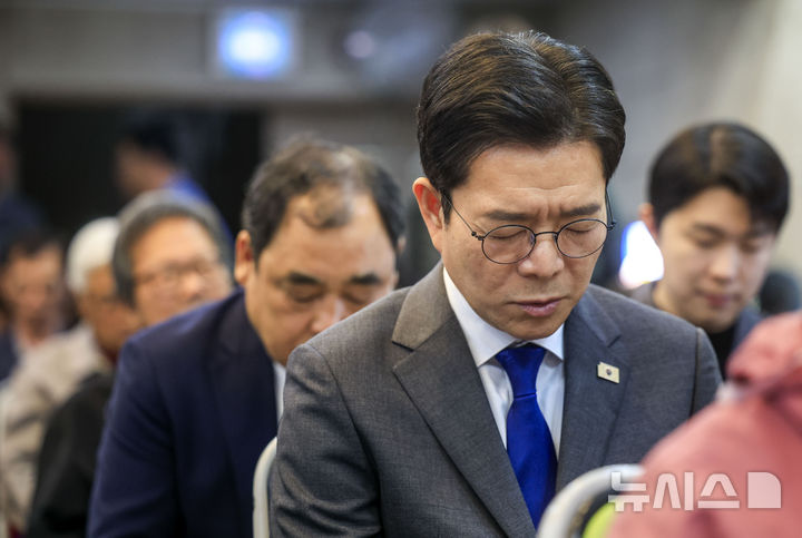 [서울=뉴시스] 정병혁 기자 = 정원오 더불어민주당 서울시장 후보가 26일 서울 영등포구 광야교회에서 열린 예배에서 기도를 하고 있다. 2026.04.26. jhope@newsis.com