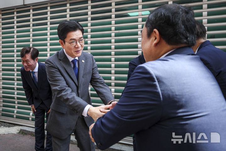 [서울=뉴시스] 정병혁 기자 = 정원오 더불어민주당 서울시장 후보가 26일 서울 영등포구 광야교회에서 열린 예배에 참석하며 교회 관계자들과 인사를 나누고 있다. 2026.04.26. jhope@newsis.com