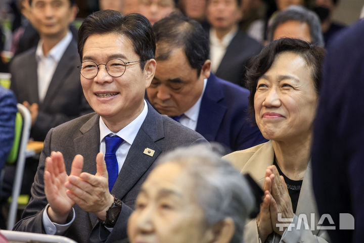 [서울=뉴시스] 정병혁 기자 = 정원오 더불어민주당 서울시장 후보와 부인 문혜정 씨가 26일 서울 영등포구 광야교회에서 열린 예배에 참석하고 있다. 2026.04.26. jhope@newsis.com