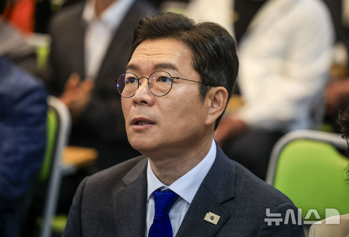 [서울=뉴시스] 정병혁 기자 = 정원오 더불어민주당 서울시장 후보가 26일 서울 영등포구 광야교회에서 열린 예배에 참석하고 있다. 2026.04.26. jhope@newsis.com