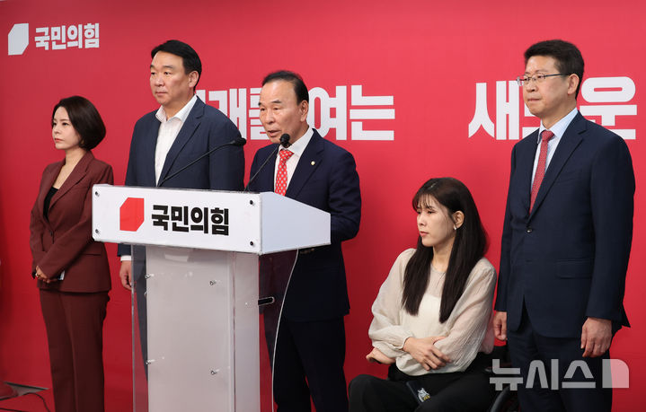 [서울=뉴시스] 김금보 기자 = 박덕흠 국민의힘 중앙당 공천관리위원회 위원장이 26일 오전 서울 여의도 중앙당사에서 제9회 지방선거 중앙당 공천관리위원회 30차 발표 및 6.3 국회의원 재·보궐선거 공천관리위원회 4차 발표를 하고 있다. 2026.04.26. kgb@newsis.com