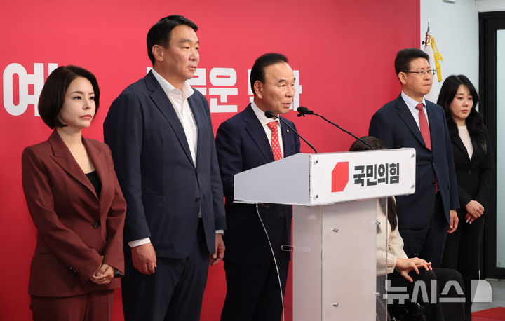 [서울=뉴시스] 김금보 기자 = 박덕흠 국민의힘 중앙당 공천관리위원회 위원장이 지난 26일 오전 서울 여의도 중앙당사에서 제9회 지방선거 중앙당 공천관리위원회 30차 발표 및 6.3 국회의원 재·보궐선거 공천관리위원회 4차 발표를 하고 있다. 2026.04.26. kgb@newsis.com